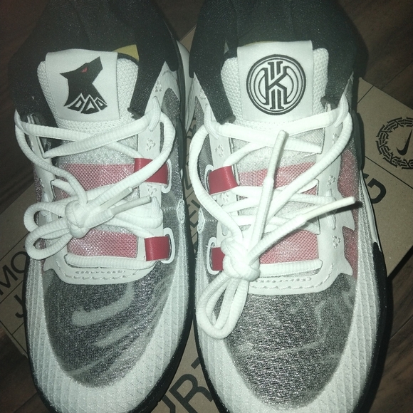 Nike Kyrie Irving shoes - Picture 5 of 6